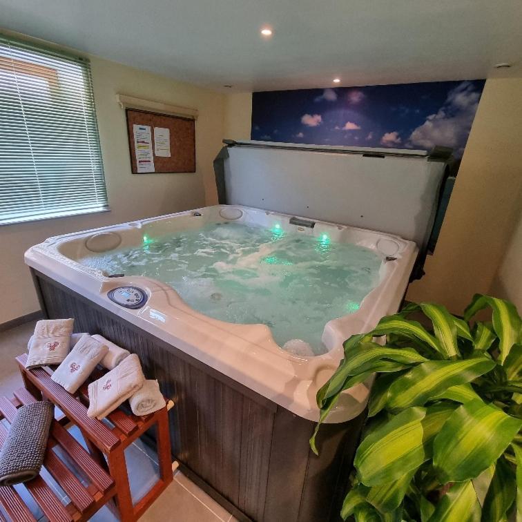 Gite Jonquille, 2 A 8 Personnes Avec Salle De Jeux Et Spa Dans La Residence Вантрон Екстер'єр фото
